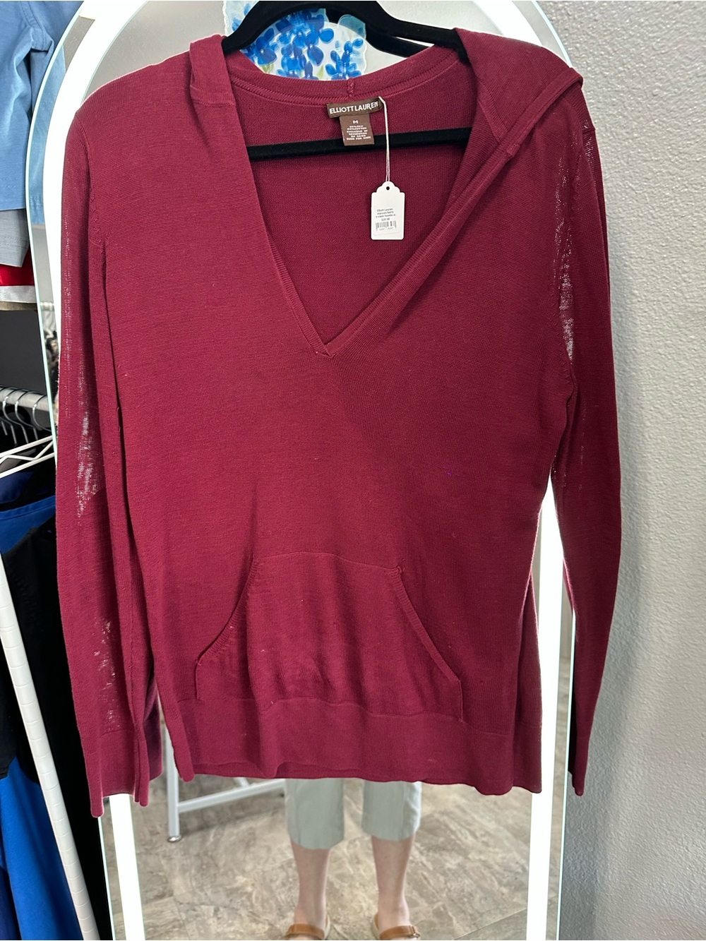 Elliott Lauren Lightweight V-Neck Hooded Sweater in Burgundy